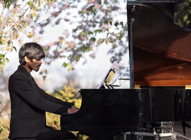 Abhijeet Parihar teaching Learn Piano in 30 Days